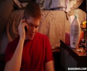 Молодой парень трахает подружку и её маму